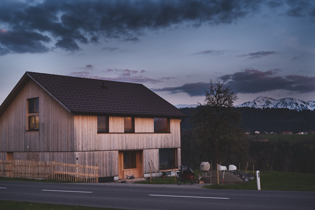 Außenansicht von Holzhaus im Dunkeln