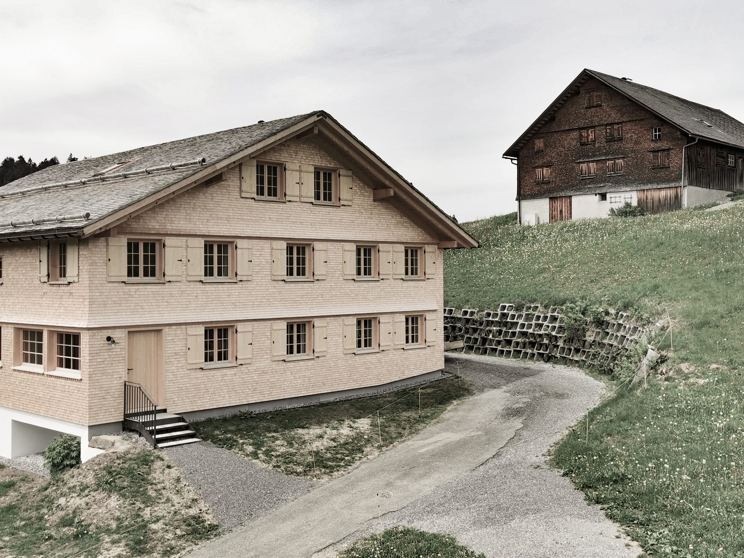 Holzhäuser alt und neu mit Schindeln