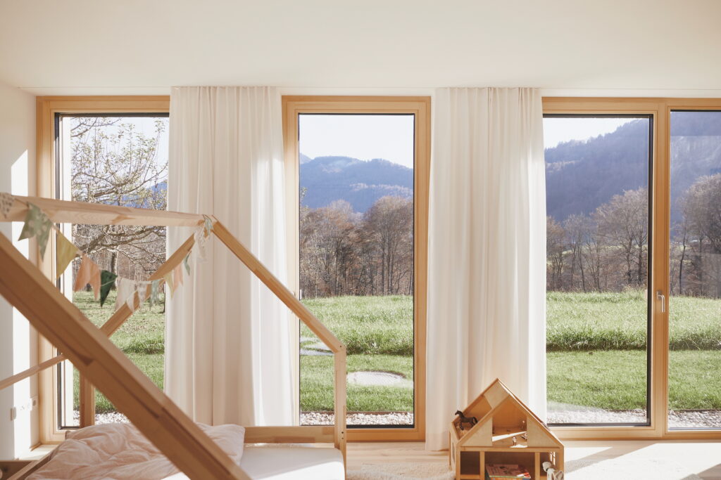Helles Kinderzimmer weiß mit Holzfenster