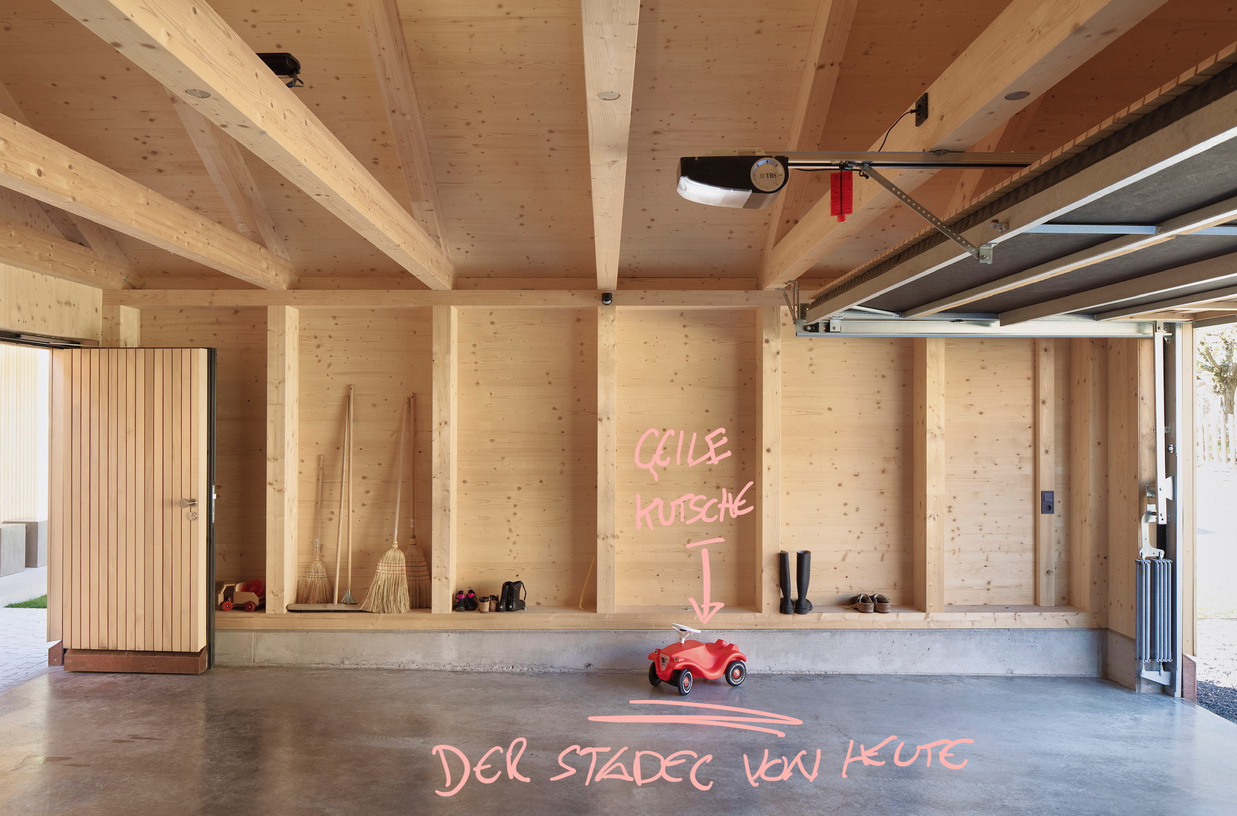 Garage aus Holz mit rotem Bobbycar