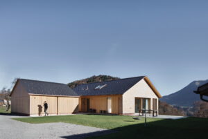 Einfamilienhaus mit Holzfassade und Garage