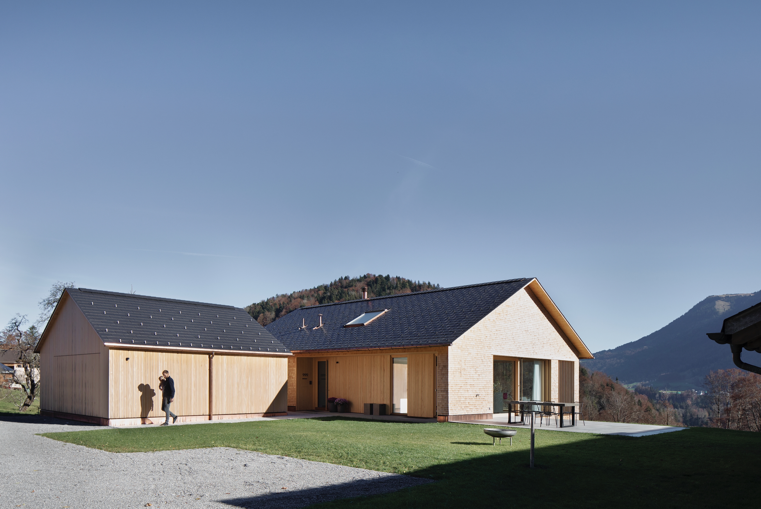 Einfamilienhaus mit Holzfassade und Garage